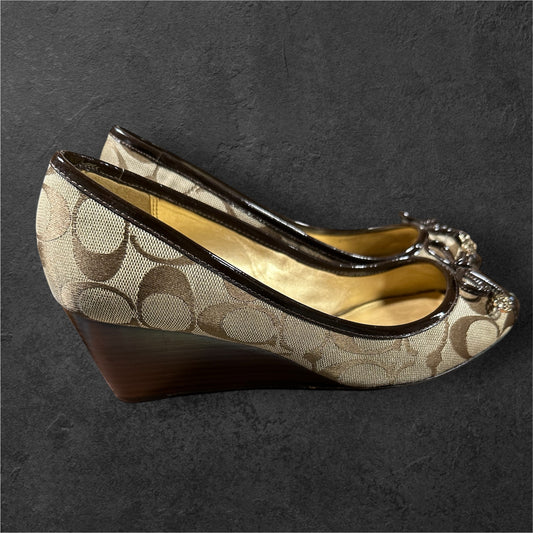 KHAKI/ CHESTNUT COACH PAULA WEDGES, 8