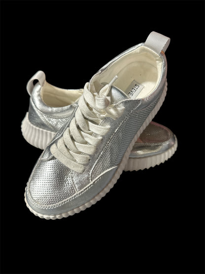 SILVER/ WHITE STEVE MADDEN PLATFORM SNEAKERS, 6M