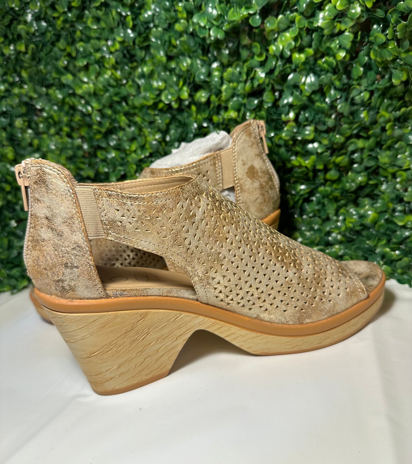 LIGHT GOLD NATURALIZER SANDALS, 8 MED