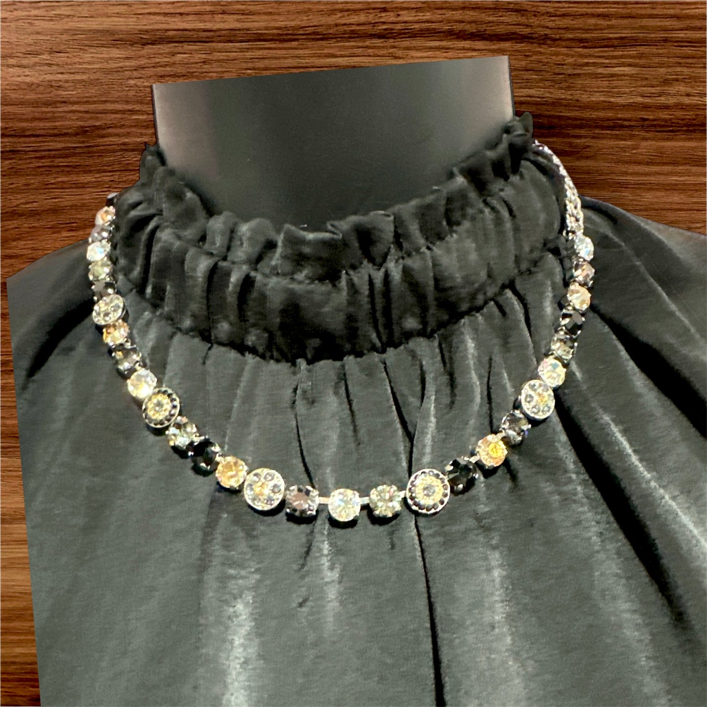 BLACK MARIANA CRYSTAL NECKLACE
