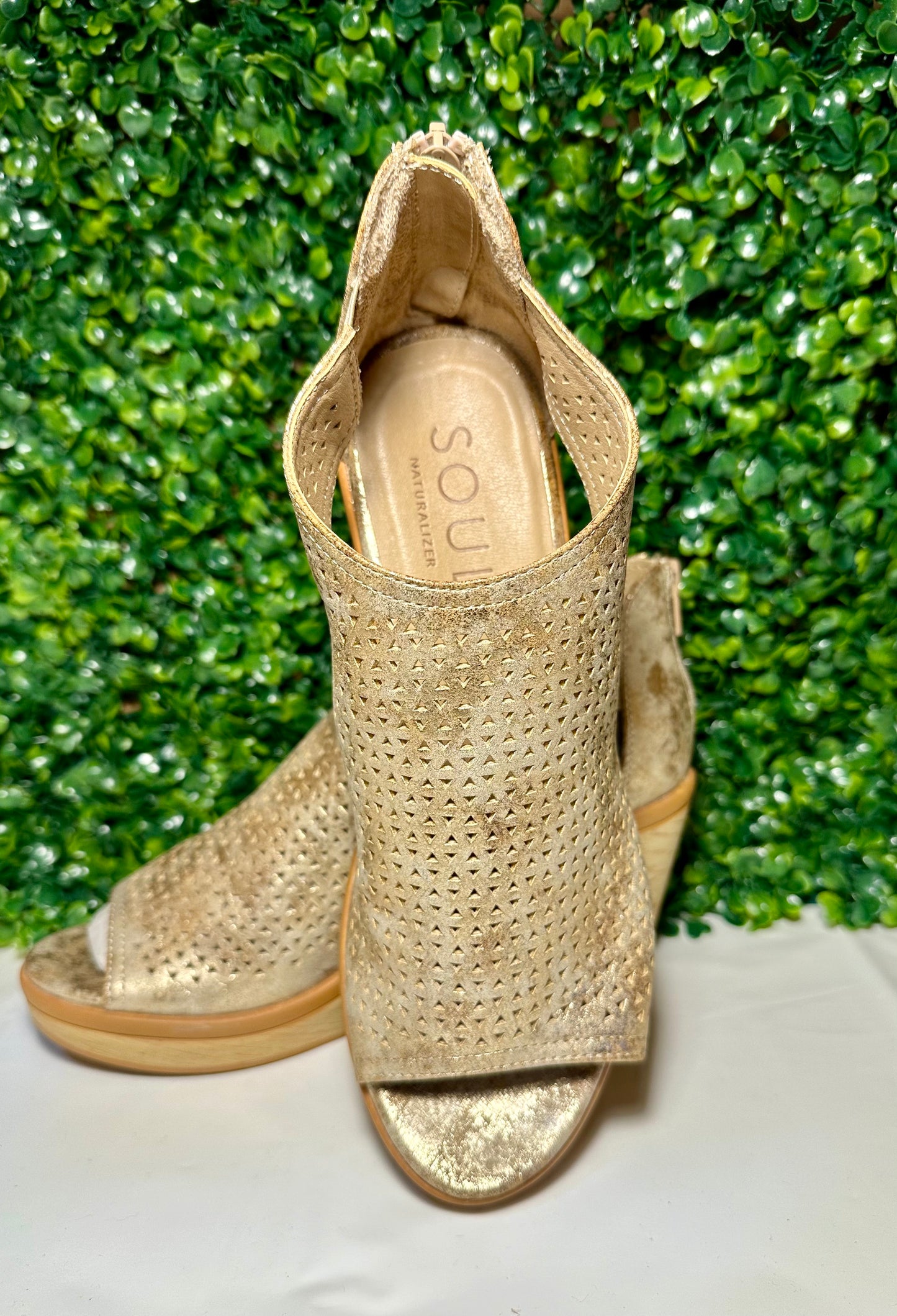 LIGHT GOLD NATURALIZER SANDALS, 8 MED