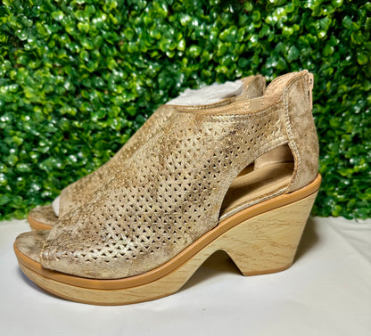 LIGHT GOLD NATURALIZER SANDALS, 8 MED